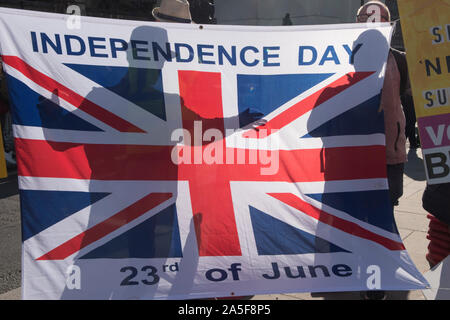 Brexit-Gruppe von Ausscheidern, Brexiter mit Union-Jack-Flagge Unabhängigkeitstag 23. Juni 2016 der Tag des Referendums über den Austritt aus der Europäischen Union. Super Saturday 19 October 2019 Parliament Square London 2010s UK HOMER SYKES Stockfoto