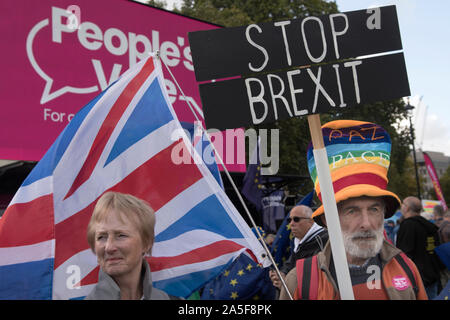 Völker Wahlkampagne Demonstration Pro Europe Wahlkämpfer Brexit stoppen Ältere Ehepaare bleiben Wähler. Brexit Super Samstag, 19. Oktober 2019 Parliament Square Westminster London 2010s UK HOMER SYKES Stockfoto