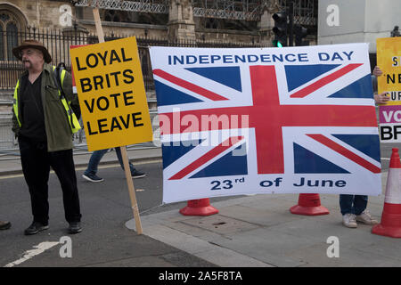 Pro-Brexit-Abstimmungsurlaub. Brexiteers Außerhalb Des Parlaments. Ein Leaver mit der Flagge der Union Jack Unabhängigkeitstag 23. Juni 2016, Datum des Referendums, um die Europäische Union zu verlassen. Super Samstag, 19. Oktober 2019. Parliament Square London 2010s UK HOMER SYKES Stockfoto