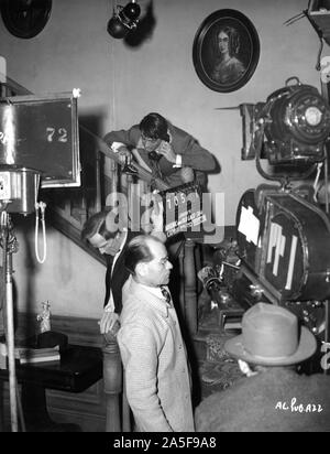 RAYMOND MASSEY und Cary Grant mit Film Crew Filmen einer Szene für Arsenic and Old Lace Direktor 1944 Frank Capra spielen Joseph Kesselring Drehbuch Julius J. und Philip G. Epstein Warner Bros. Stockfoto