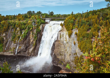 Montmorency Falls an einem sonnigen Herbst Tag. Quebec, Kanada Stockfoto