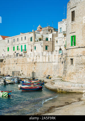 Die schöne Uferpromenade von Giovinazzo, Stadt in der Provinz Bari, Apulien (Puglia), Süditalien. Stockfoto