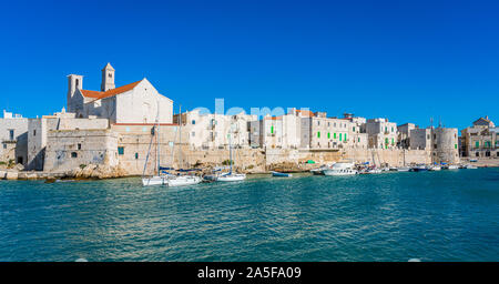 Die schöne Uferpromenade von Giovinazzo, Stadt in der Provinz Bari, Apulien (Puglia), Süditalien. Stockfoto