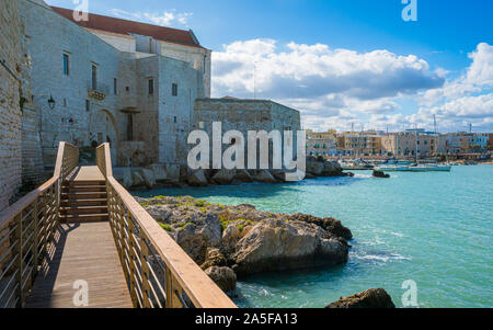 Die schöne Uferpromenade von Giovinazzo, Stadt in der Provinz Bari, Apulien (Puglia), Süditalien. Stockfoto