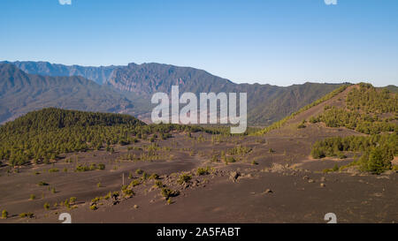 Vulkanische Landschaft und Pinienwald an Astronomie Sicht Stockfoto