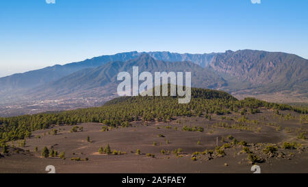 Vulkanische Landschaft und Pinienwald an Astronomie Sicht Stockfoto