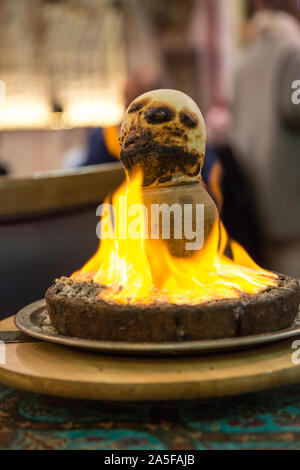 Testi Kebab oder Tandir, traditionelle türkische und arabische Gericht in Clay Pot. Stockfoto