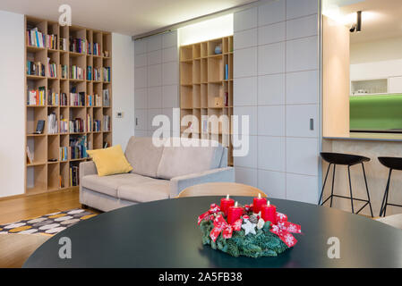 Bibliothek Schrank mit Sofa im Wohnzimmer Innenraum Stockfoto