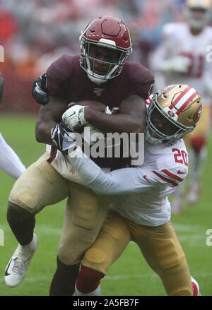 Washington Redskins RB Wendell Smallwood (34) ist durch die San Francisco 49ers DB Jimmie Ward (20), die im zweiten Quartal ein Spiel an FedEx Field in Landover, Maryland am 20. Oktober 2019 in Angriff genommen. Foto/Mike Buscher/Cal Sport Media Stockfoto
