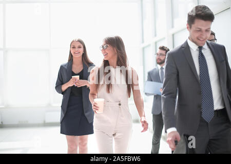 Die Mitarbeiter im Büro Flur während einer Arbeitspause Stockfoto