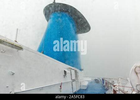 Fähre Schiff Deck unter starkem Regen und Sturm. Fallende Wassertropfen. Stockfoto