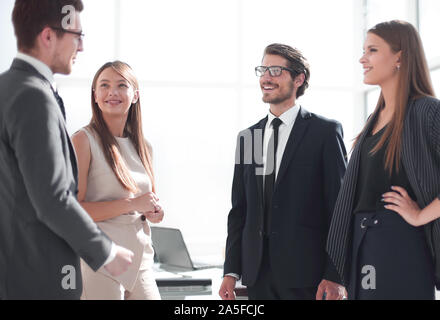 Diskutieren Mitarbeiter etwas im Büro Stockfoto