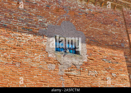 Tauben Paar auf der Wand der Kapelle der Gefallenen in Montopoli in Val d'Arno, Toskana, Italien. Stockfoto