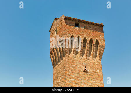 San Matteo mittelalterlichen Turm in Montopoli in Val d'Arno. Es ist eine Gemeinde in der Provinz Pisa in der italienischen Region Toskana. Stockfoto