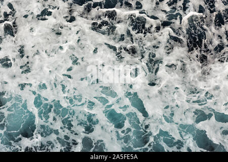 Brodelnde Oberfläche der Tiefsee mit weißer Schaum Hintergrund direkt von oben Stockfoto