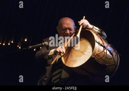 Buenos Aires, Buenos Aires, Argentinien. 30 Apr, 2015. Legendäre Bombo ''''player VITILLO ABALOS, der bei 97 am 19.Oktober 2019 verabschiedet, in einem Archiv Bild am 30. April 2015, auf der Bühne zu seinem 93 Geburtstag. Credit: Patricio Murphy/ZUMA Draht/Alamy leben Nachrichten Stockfoto