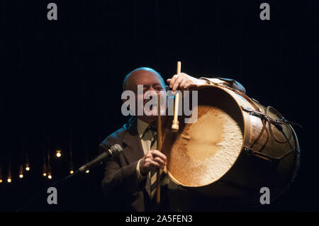 Buenos Aires, Buenos Aires, Argentinien. 30 Apr, 2015. Legendäre Bombo ''''player VITILLO ABALOS, der bei 97 am 19.Oktober 2019 verabschiedet, in einem Archiv Bild am 30. April 2015, auf der Bühne zu seinem 93 Geburtstag. Credit: Patricio Murphy/ZUMA Draht/Alamy leben Nachrichten Stockfoto