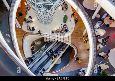 Startseite Innenansicht mit Atrium und Rolltreppe Halle mit faszinieren Krümmung Korridor von Myzeil, entworfen, Shopping Mall. Stockfoto