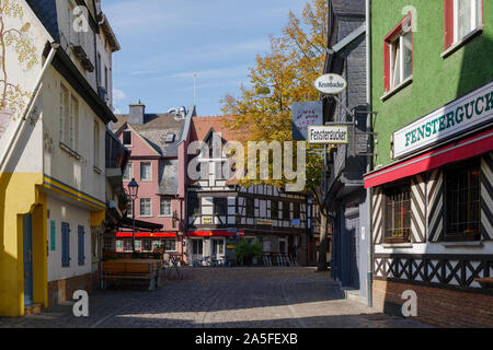 Außenbereich sonnige Aussicht auf Gasse in der Altstadt umgeben von Residenzen, Restaurant, Cafe und Bar in Alt-Sachsenhausen, historischen Viertel. Stockfoto