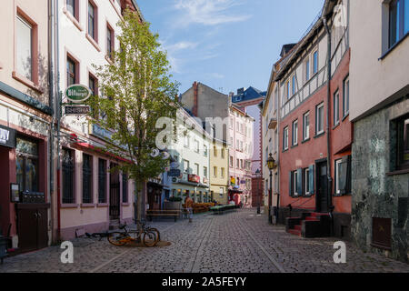 Außenbereich sonnige Aussicht auf Gasse in der Altstadt umgeben von Residenzen, Restaurant, Cafe und Bar in Alt-Sachsenhausen, historischen Viertel. Stockfoto