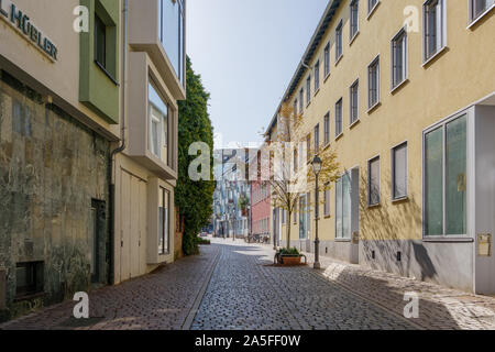 Außenbereich sonnige Aussicht auf Gasse in der Altstadt umgeben von Residenzen, Restaurant, Cafe und Bar in Alt-Sachsenhausen, historischen Viertel. Stockfoto