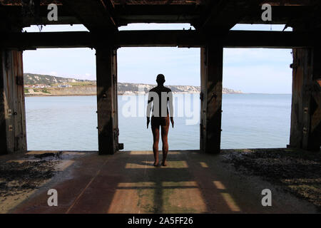 "Ein anderes Mal 1999-2013" ist eine Reihe von einhundert festen Gusseisen Figuren, vom Künstler Antony Gormley. Stockfoto