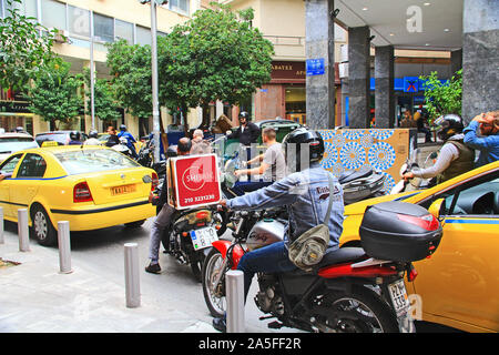 Athen, Attika, Griechenland - 17. Oktober 2018: einem überlasteten Straße in Athen, Griechenland verpackt mit Autos und Motorräder während der Rush Hour. Stockfoto