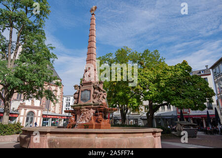 Außenbereich sonnige Aussicht auf historischen Brunnen Denkmal am Liebfrauenberg in der Nähe von DomRömer in der Altstadt von Frankfurt am Main, Deutschland. Stockfoto