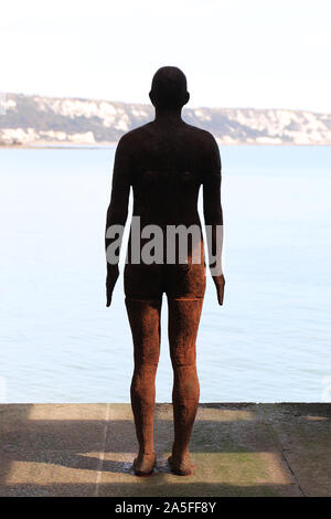 "Ein anderes Mal 1999-2013" ist eine Reihe von einhundert festen Gusseisen Figuren, vom Künstler Antony Gormley. Stockfoto