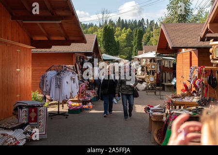 In der Bukowina, Rumänien, 15. September 2019 - Rumänische Souvenirs. Traditionelle Kleidung und Zubehör in rumänischen Showroom Souvenirshop in der Bukowina Stockfoto