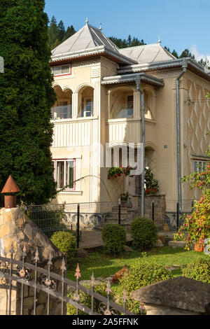 Typisch ländliche Architektur von Rumänien Landschaft mit sonnigen, grünen Innenhof und Ziegeldach Stockfoto