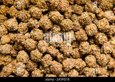 Süße Kugeln, hausgemachten gesunden Dessert mit getrockneten Früchten, Kakao, Sesam und Muttern. Stockfoto