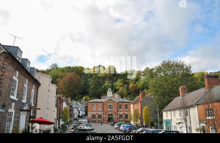 Montgomery Marktplatz mit dem Rathaus und Hügel mit Bäumen hinter Stockfoto