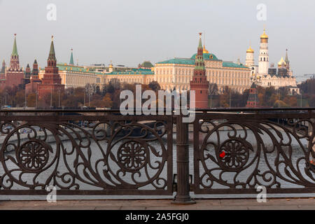 Herbst Blick auf den Fluss Moskwa, Bolshoy Kamenny Brücke und den Kreml aus der Patriarshy Brücke in Moskau, Russland Stockfoto