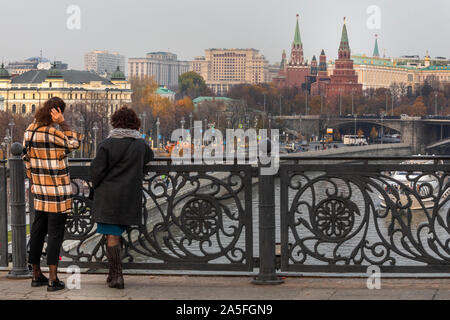 Herbst Blick auf den Fluss Moskwa, Bolshoy Kamenny Brücke und den Kreml aus der Patriarshy Brücke in Moskau, Russland Stockfoto