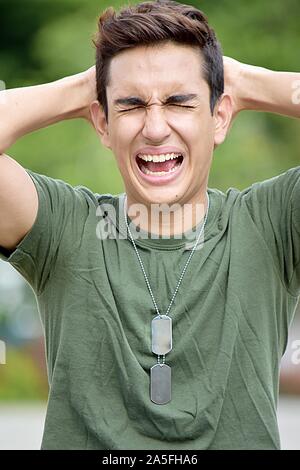 Betont jungen kolumbianischen männlichen Soldaten Stockfoto