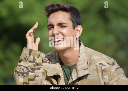 Stressvolle Kolumbianischen männlichen Soldaten Stockfoto
