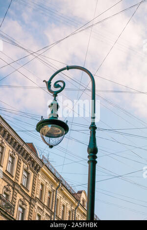 Street Lamp, Drähte, street sign gegen den blauen Himmel. Puschkin Street, St. Petersburg Stockfoto