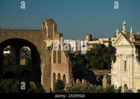 Konstantinsbasilika, ursprünglicher Name Basilika Maxentius (L) im Forum Romanum und Basilika di Santa Francesca Romana (R), Rom, Italien. Stockfoto