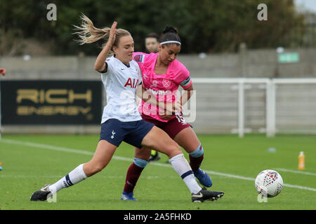 Dagenham, UK. Okt, 2019 20. DAGENHAM, ENGLAND - 20. Oktober: Jacynta Galabadaarachchi von West Ham United WFC wird von Josie Grün von Tottenham Hotspur Damen beim Continental Cup zwischen West Ham United Frauen und Tottenham Hotspur an Rush Green Stadion am 20. Oktober 2019 in Dagenham, England Credit: Aktion Foto Sport/Alamy Leben Nachrichten angegangen Stockfoto