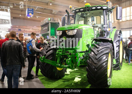 POZNAN, Polen - Oktober 19, 2019: John Deere Traktor bei PGA 2019. PGA2019 ist ein Computer Spiele und Unterhaltung Ereignis in der polnischen Stadt P organisiert Stockfoto