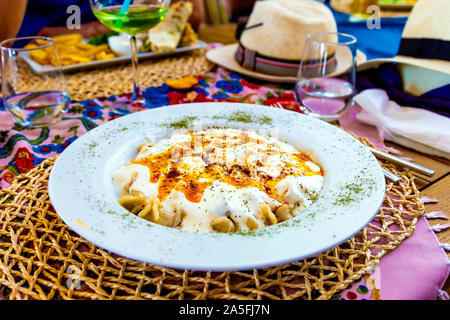 Traditionelle manti (Türkische Ravioli) mit Knoblauch Joghurt Sauce und zerlassener Butter am Oyster Restaurant in Belek, Türkische Riviera, Türkei Stockfoto