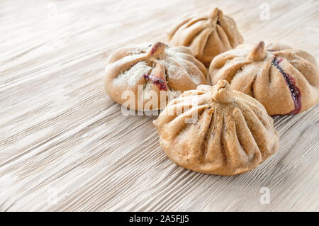 Brötchen Roggen Mehl liegen auf einem hellen Hintergrund. Mexikanischen Tag der Toten Brot, Pan de Muerto. Stockfoto