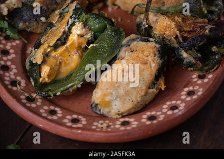 Chilles rellenos serviert im traditionellen mexikanischen Gericht Stockfoto