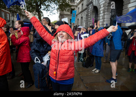 London, England, 19. Oktober 2019; Abstimmung März anspruchsvolle ein zweites Referendum über Brexit. Eine Frau feiert auf der Anhörung, dass die letwin Bill nur im Parlament verabschiedet wurde. Stockfoto