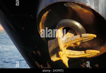 Rostige Anker auf dem großen Frachtschiff Da Quing, das im Hafen von Adelaide im Süden Australiens festgemacht ist. Stockfoto