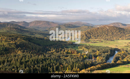 Balmoral Castle auf einem Herbstmorgen, eingebettet zwischen dem Fluss Dee und der Grampian Mountains Stockfoto