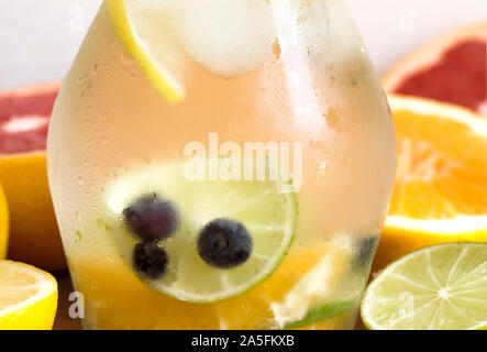 Detox Wasser mit Zitrone, Limette und orange Stockfoto