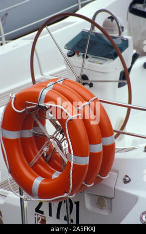 Lebensrettende Ringe (RETTUNGSRINGE) AUF KLEINEN SCHNELLBOOT, Australien. Stockfoto