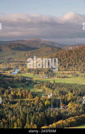 Ein Blick nach Westen von oben Balmoral Castle im Cairngorms National Park entlang des Flusses Dee Tal im Herbst. Stockfoto